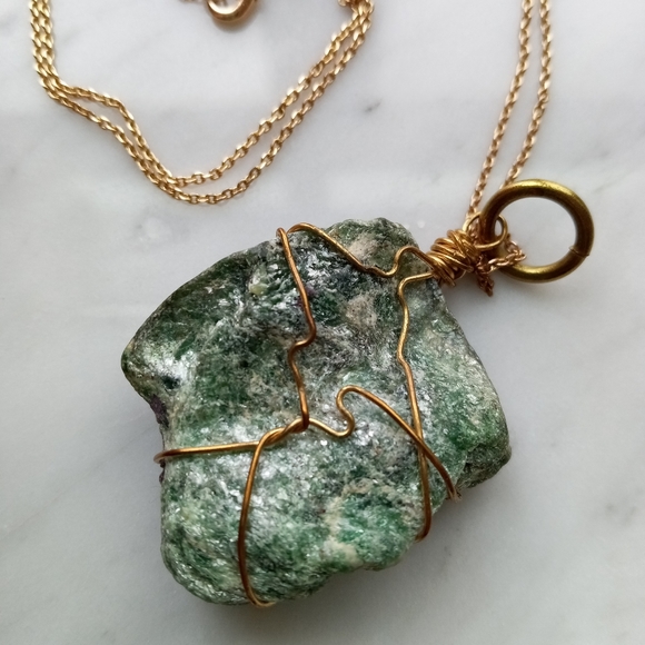 🌼 Green stone pendant necklace